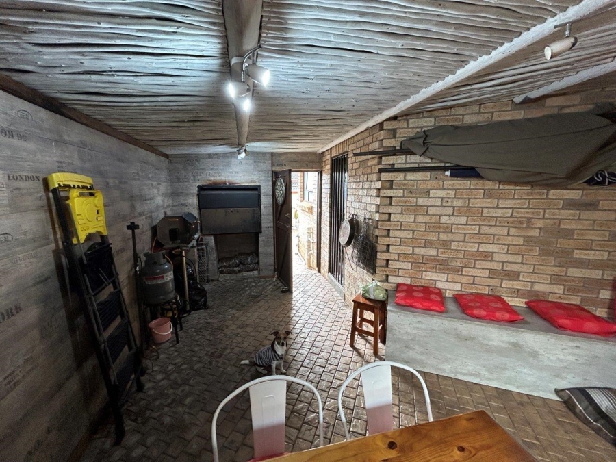6 Bedroom Property for Sale in Wavecrest Eastern Cape